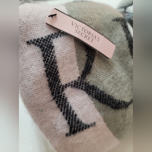 NWT Victoria's Secret Luxurious Super Soft Throw - Picture 8 of 10